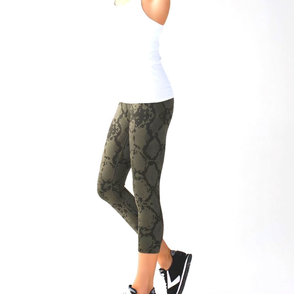 Lululemon Wunder Under Crop Full-On Luon Green Snake Print Leggings Size 6